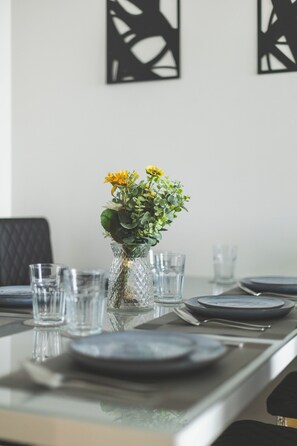 Apartment | In-room dining - Deluxe Two-Bedroom Vauxhall Apartment (London)
