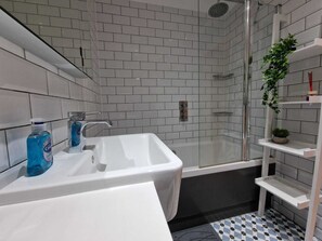 Bathroom - Deluxe Two-Bedroom Vauxhall Apartment (London)