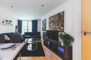 Apartment | Living area - Deluxe Two-Bedroom Vauxhall Apartment (London)