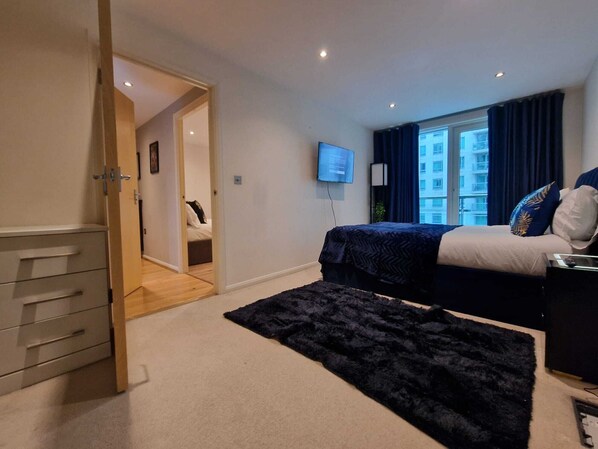 Iron/ironing board, free WiFi - Deluxe Two-Bedroom Vauxhall Apartment (London)