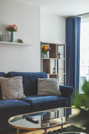 Appartement | Aire de séjour | Téléviseur connecté de 40 po avec télévision numérique, Netflix