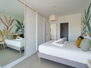 3 bedrooms, iron/ironing board, travel cot, free WiFi - 3BR Ocean Sunset Suite Las Canteras (Las Palmas de Gran Canaria)