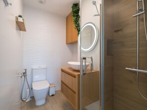 Shower, hair dryer, towels - 3BR Ocean Sunset Suite Las Canteras (Las Palmas de Gran Canaria)