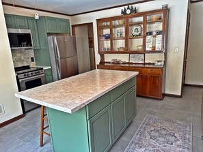 Jääkaappi, mikroaaltouuni, uuni, liesi