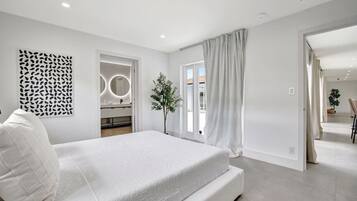 Skrivebord, strykejern/-brett, reiseseng for barn og wi-fi