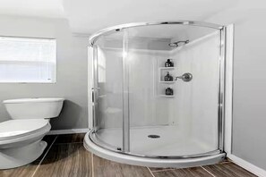 Regadera, secadora de cabello, toallas, jabón 