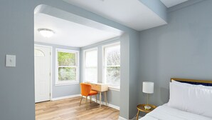 A bedroom with a bed, a desk, and a chair. - Spacious 5-bedroom Tallahassee Home / Minutes to FSU & FAMU & The Capitol (Tallahassee)