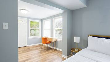 5 bedrooms, desk, travel crib, WiFi (free)