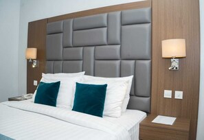 Habitación individual Deluxe, 1 cama King size, para no fumadores, tina | Caja de seguridad en la habitación, escritorio y wifi gratis 