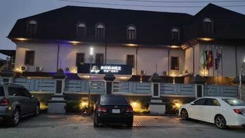 Vista frontal de la propiedad