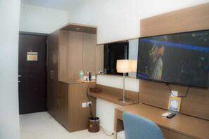 Deluxe Single Room, 1 King Bed, Non Smoking, Bathtub | Interior