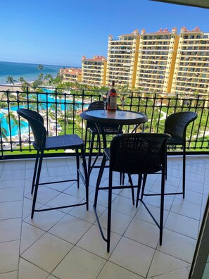 Outdoor dining - In an exclusive residential area in Marina Vallarta! Beautiful 2 bedroom apt. (Puerto Vallarta)