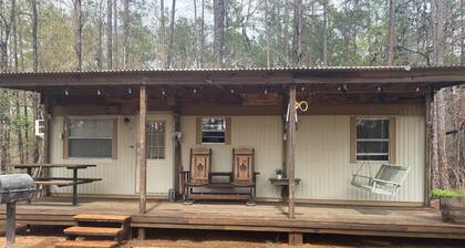 Cozy 1-bedroom cabin in marvelous Carriere with AC