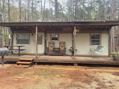 Cozy 1-bedroom cabin in marvelous Carriere with AC