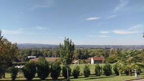 A rural landscape with a white building, trees, and a clear sky. - Gîte de Pigneux (Saint-Genix-les-Villages)