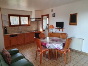 TV, books, stereo - Gîte de Pigneux (Saint-Genix-les-Villages)