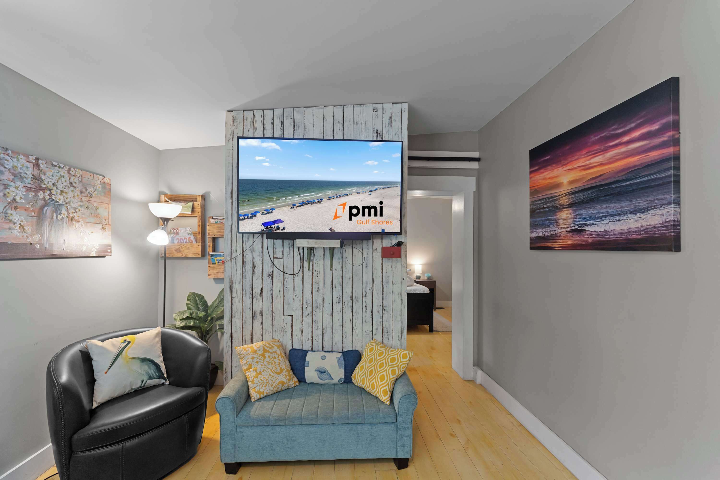 Televisión, reproductor de DVD y oficina 