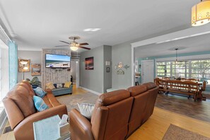 Televisión, reproductor de DVD y oficina 