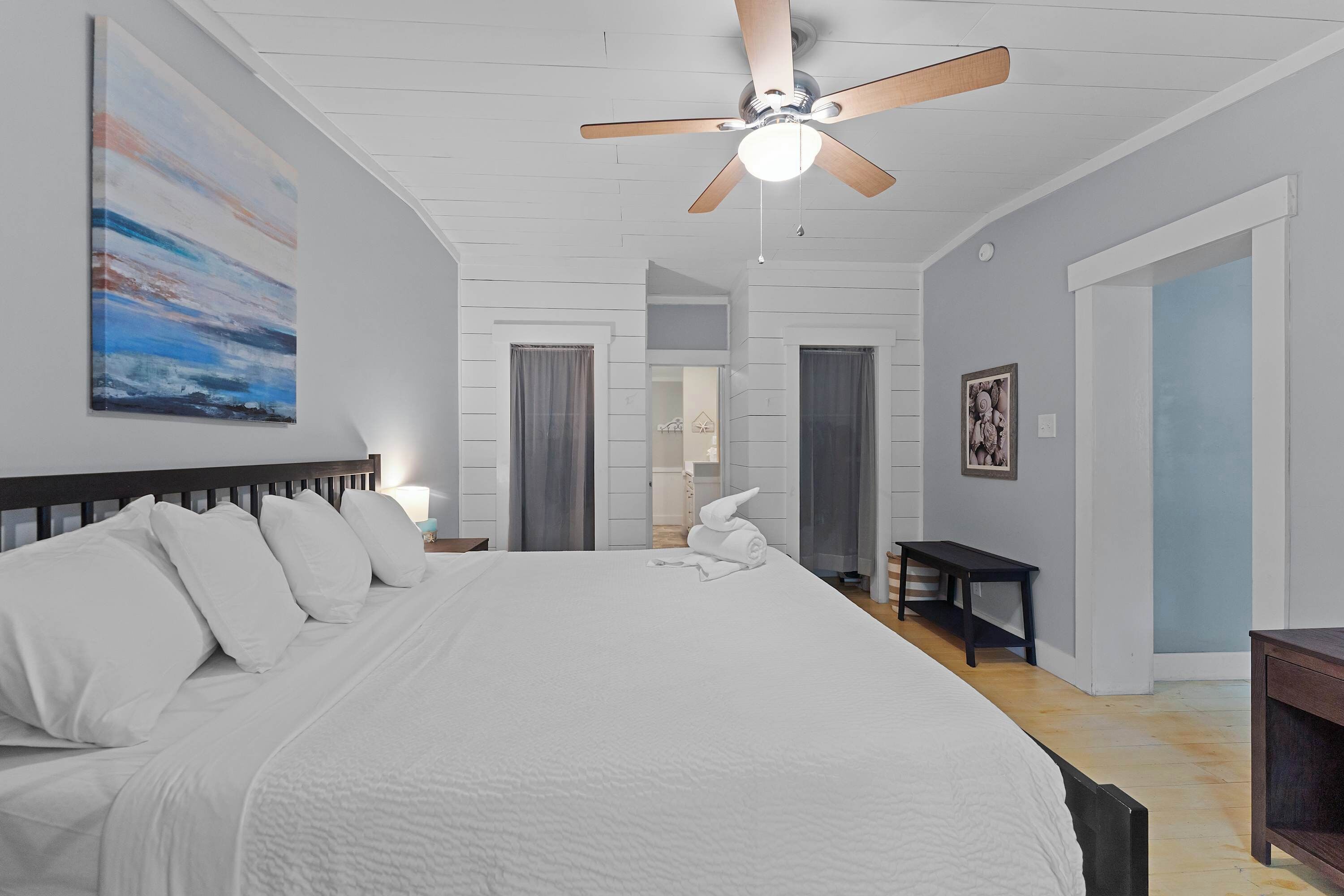 Escritorio, tabla de planchar con plancha, wifi y ropa de cama 