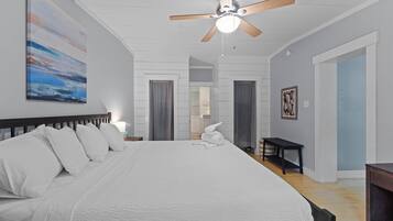 Escritorio, tabla de planchar con plancha, wifi y ropa de cama