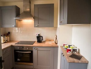 Cookware/dishes/utensils - Beacon Cottage (Ilkley)