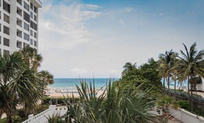 Property grounds - Oceanfront 2-Bed Condo with Pool & Ocean Views (Hollywood)