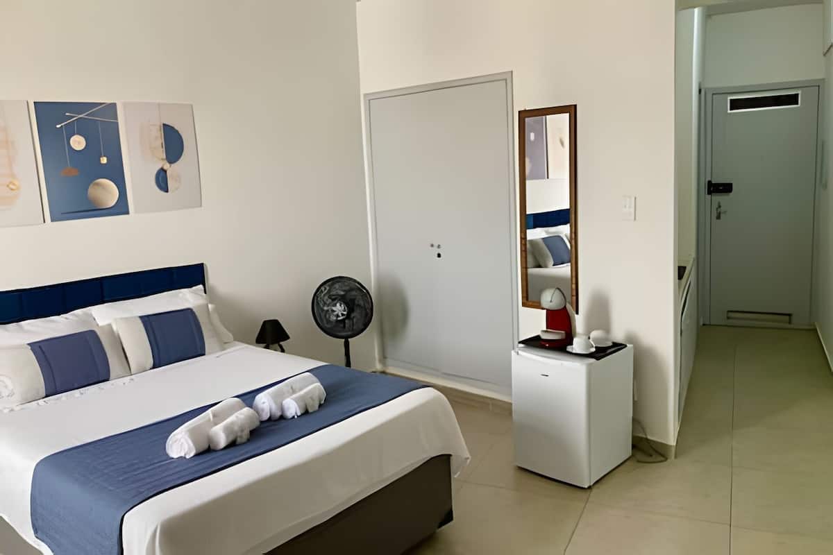 Apartamento básico | Ferros/tábuas de passar roupa, Wi-Fi de cortesia