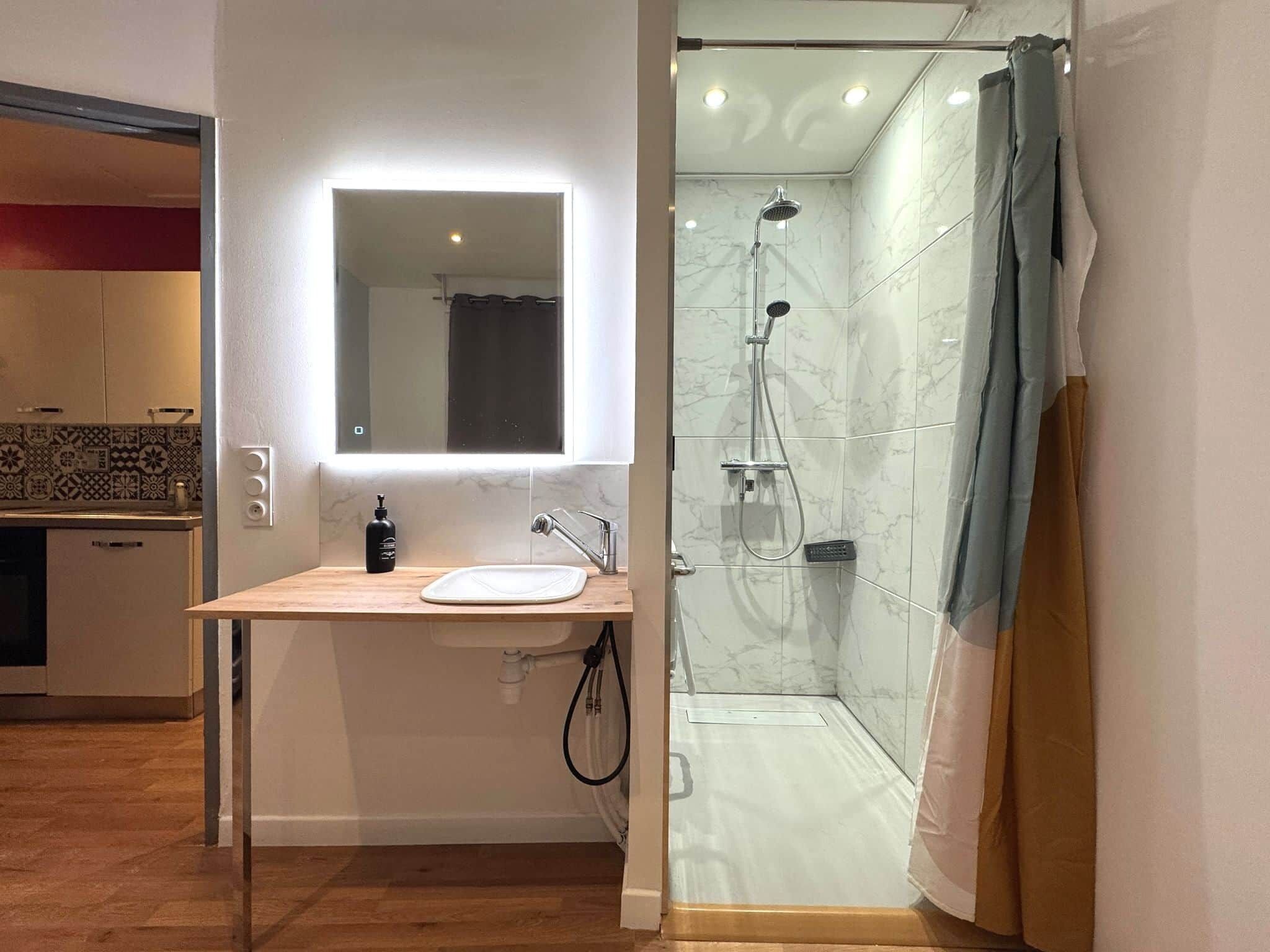 Een douche,  milieuvriendelijk toiletgerief, een haardroger, handdoeken