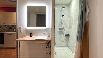 Een douche, milieuvriendelijk toiletgerief, een haardroger, handdoeken