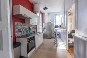 Een koelkast, een microgolfoven, een oven, een kookplaat