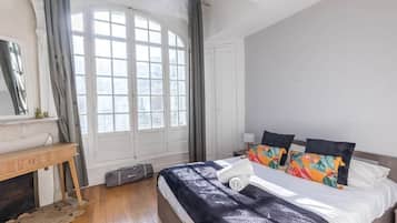 8 slaapkamers, een bureau, een strijkplank/strijkijzer, gratis wifi