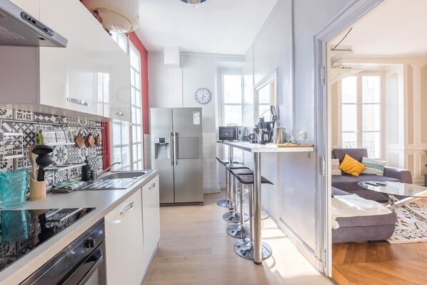 Unclassified image, 1 of 32, button