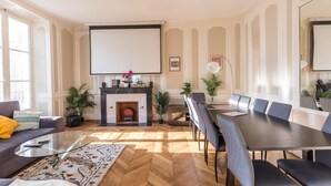 Una sala de estar moderna con chimenea, una mesa de comedor y asientos cómodos.