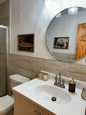 Douche, serviettes fournies, papier toilette