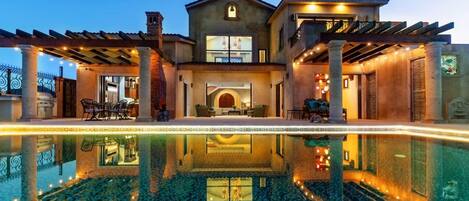 Una piscina al aire libre, una piscina climatizada