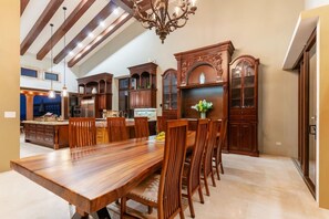 Una cocina amplia con armarios de madera, una mesa de comedor y sillas.