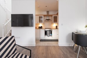 TV - Lush 2 Bed Home I Free Parking I Near Chatham Dock (Chatham)
