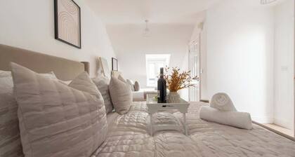 Lush 2 Bed Home I Free Parking I Near Chatham Dock