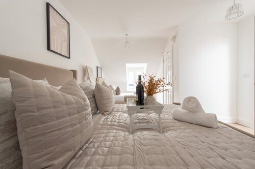 Lush 2 Bed Home I Free Parking I Near Chatham Dock