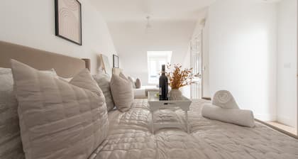 Lush 2 Bed Home I Free Parking I Near Chatham Dock