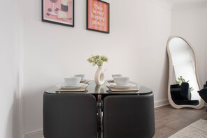 Dining - Lush 2 Bed Home I Free Parking I Near Chatham Dock (Chatham)