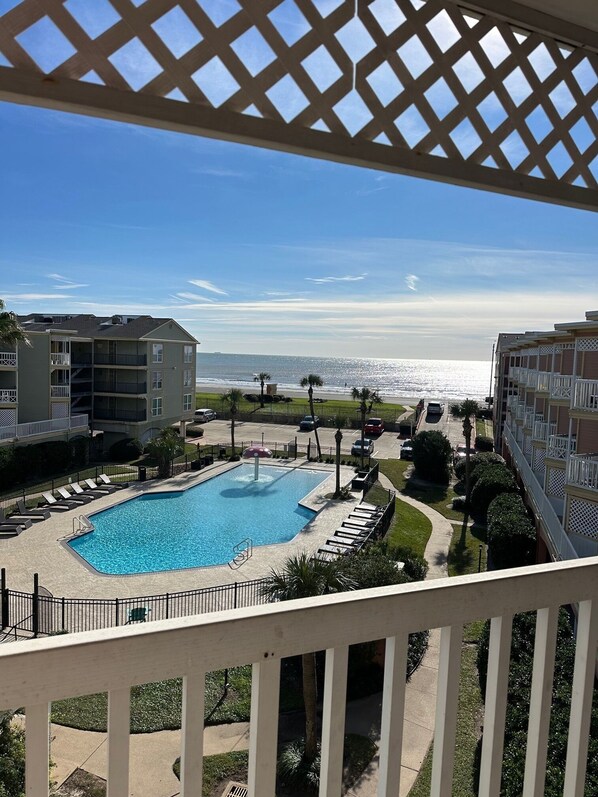 Utendørsbasseng og et oppvarmet basseng