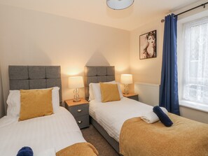 2 bedrooms, individually decorated, individually furnished - 5 The Old Coach House (High Peak)