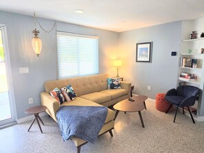 Smart TV, libros y estéreo 