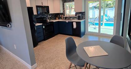 Little Yellow House with private lanai & patio. Near beaches and Venice Island.