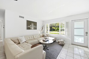 TV - Peaceful Family &Pet friendly 3-bedroom Pool house in beautiful Naples (Naples)