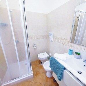 Doccia, asciugacapelli, bidet, asciugamani
