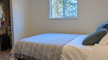 2 bedrooms, iron/ironing board, WiFi