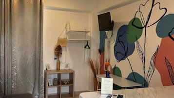 Departamento, balcón, vista a la alberca | Área de sala de estar