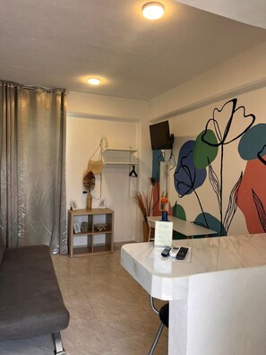 Appartamento, balcone, vista piscina | Area soggiorno
